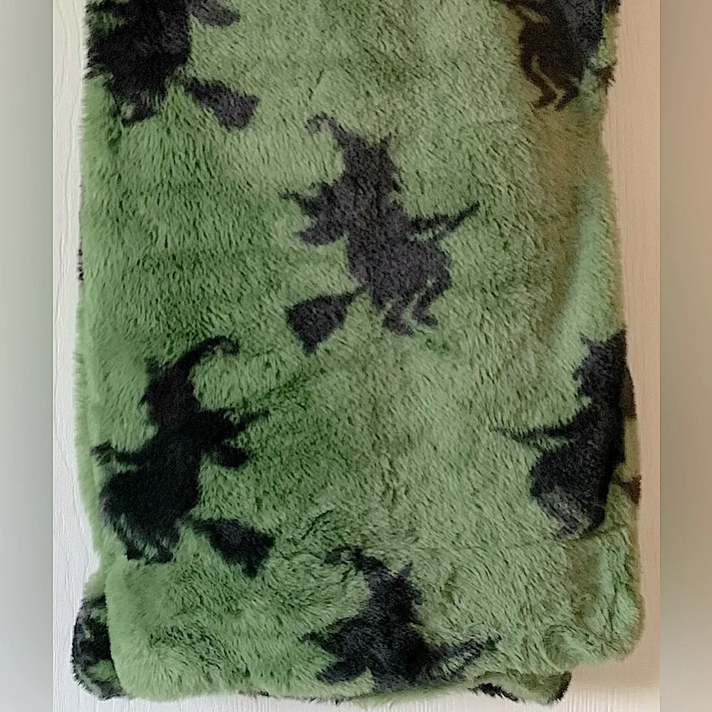 Artisan 34 Flying Wicked Witches Faux Fur Halloween Throw Blanket
